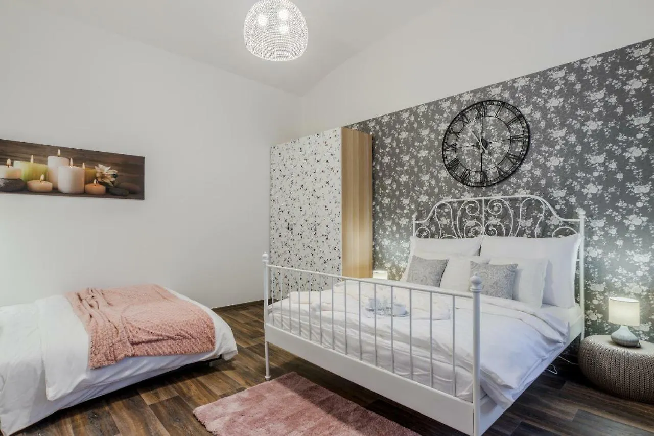 Prague Apt Near Charles Bridge By Michal&Friends 0*,